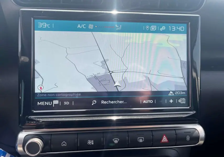 Écran tactile 9 pouces du système de navigation Citroën Connect Nav dans le tableau de bord du C3 Aircross.