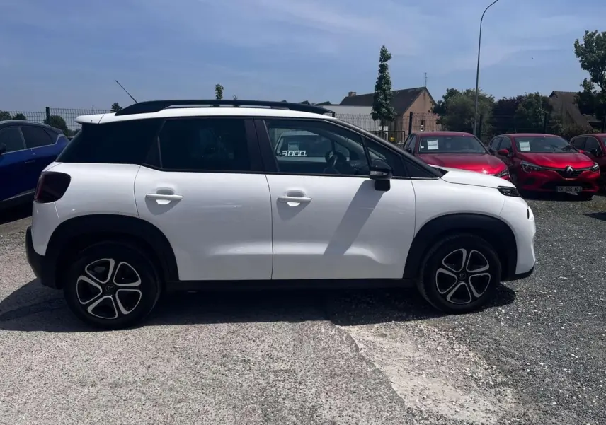 Profil côté gauche d'un Citroën C3 Aircross blanc banquise avec toit noir et jantes 16 pouces en 3D.