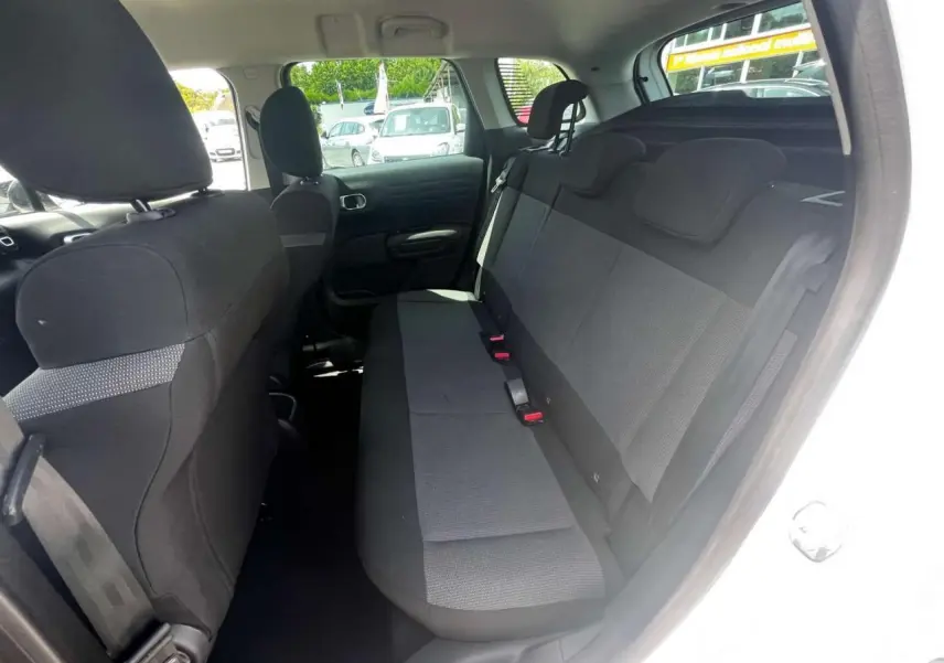 Vue intérieure côté droit montrant la banquette arrière noire du Citroën C3 Aircross blanc banquise 2023.
