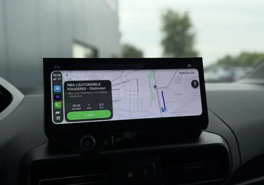 Écran tactile 10 pouces du Peugeot Rifter gris acier affichant la navigation avec itinéraire en cours.