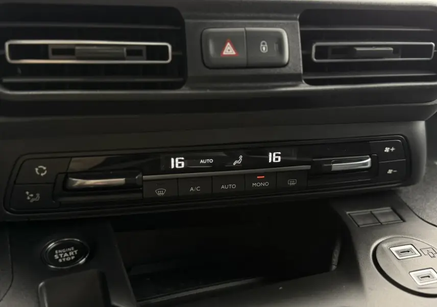 Détail intérieur du tableau de bord du Peugeot Rifter 2026, montrant la climatisation automatique bi-zone et le bouton start/stop.