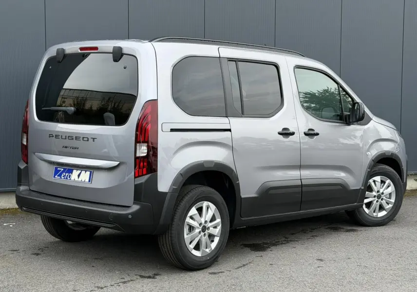 Vue 3/4 arrière droite du Peugeot Rifter gris acier 2026 avec vitres arrière surteintées et jantes alu 16 pouces.