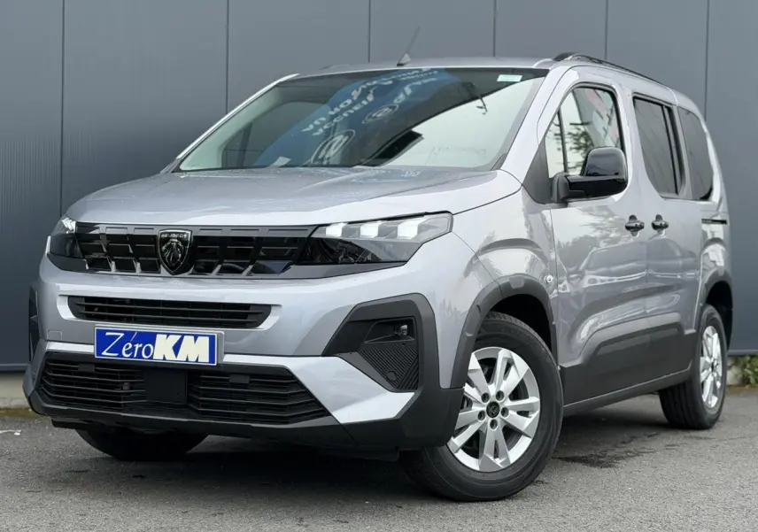 Peugeot Rifter gris acier en 3/4 avant droit, avec calandre noire et jantes alu 16 pouces visibles.