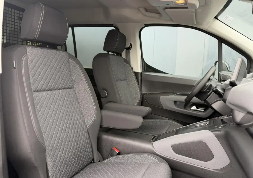 Vue intérieure côté droit du Peugeot Rifter 2026, sièges tissu gris avec accoudoirs et tablette tactile visible.