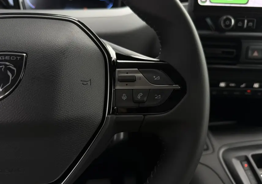 Gros plan sur le volant cuir multifonction du Peugeot Rifter 2026 avec commandes vocales et appels intégrées.