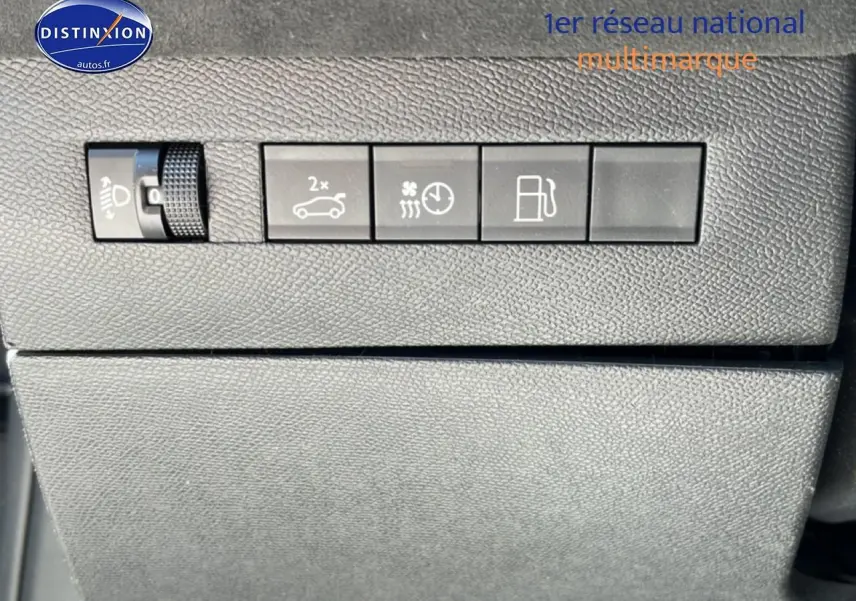 Détail des commandes intérieures noires sur tableau de bord du DS4 E-tense 225 gris platinium, vue rapprochée.