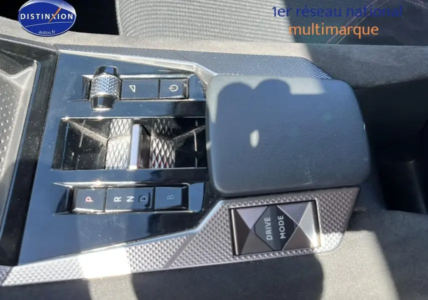 Gros plan sur la console centrale noire et grise du DS4 E-tense 225, avec sélecteur de boîte auto et bouton Drive Mode.