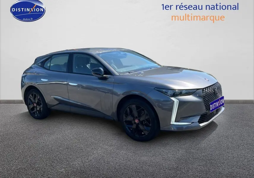 DS4 E-tense 225 gris platinium vue 3/4 avant droit, calandre distinctive et jantes noires.