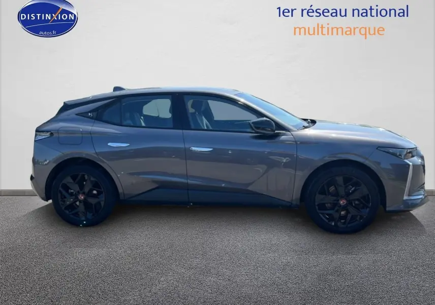 Vue de profil côté gauche d'une DS4 E-tense 225 gris platinium avec jantes noires et lignes dynamiques.