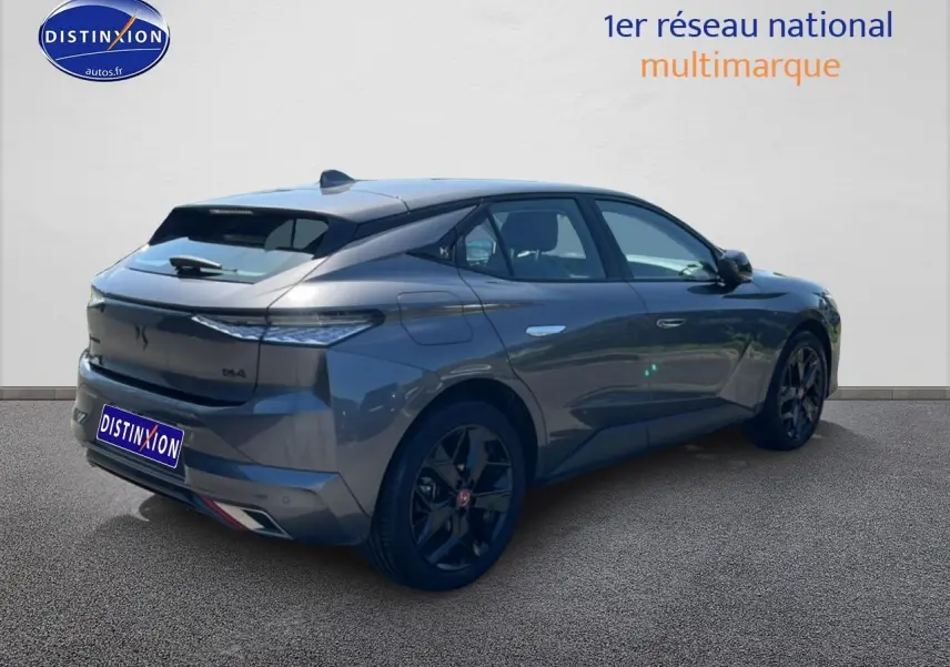 DS4 E-tense 225 gris platinium vue 3/4 arrière droit avec jantes noires et feux arrière LED fins