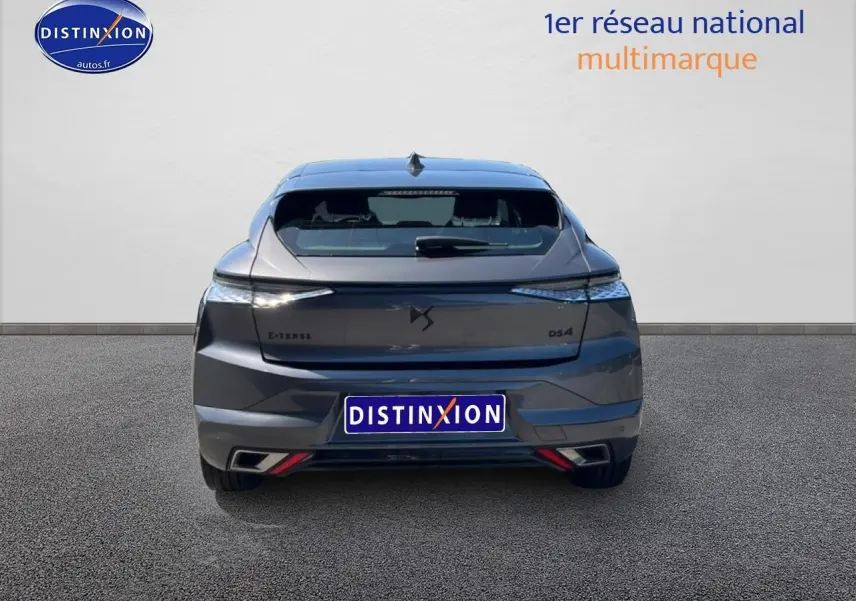 Vue arrière d'une DS4 E-tense 225 gris platinium avec feux LED et double sortie d'échappement chromée.