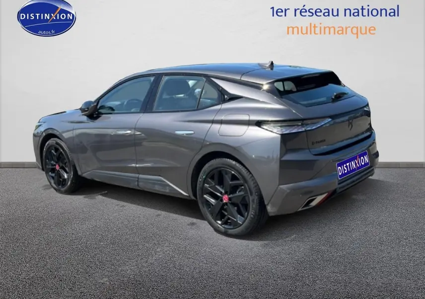 Vue 3/4 arrière droite d'une DS4 E-tense 225 gris platinium avec jantes noires et feux arrière LED.