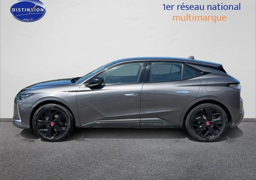 Vue latérale droite d'une DS4 E-tense 225 gris platinium avec jantes noires et toit noir.