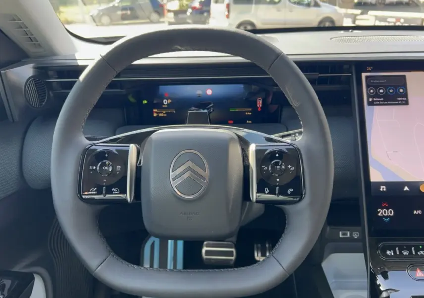 Vue centrée sur le volant cuir multifonctions du Citroën C5 Aircross New Hybrid 2026 avec tableau de bord numérique.