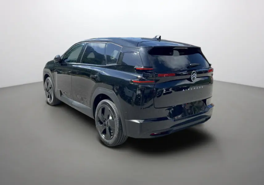 Vue 3/4 arrière droite d'un Citroën C5 Aircross New Hybrid 145 noir perla nera avec vitres surteintées et jantes alu noires.