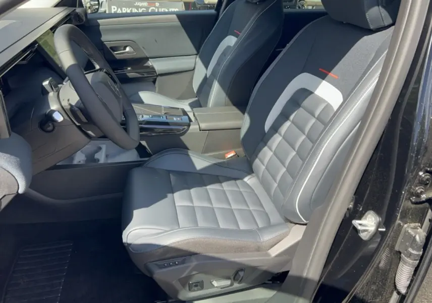 Vue intérieure côté conducteur du Citroën C5 Aircross New Hybrid 145 Max T.O 2026 avec siège cuir gris et volant multifonctions.