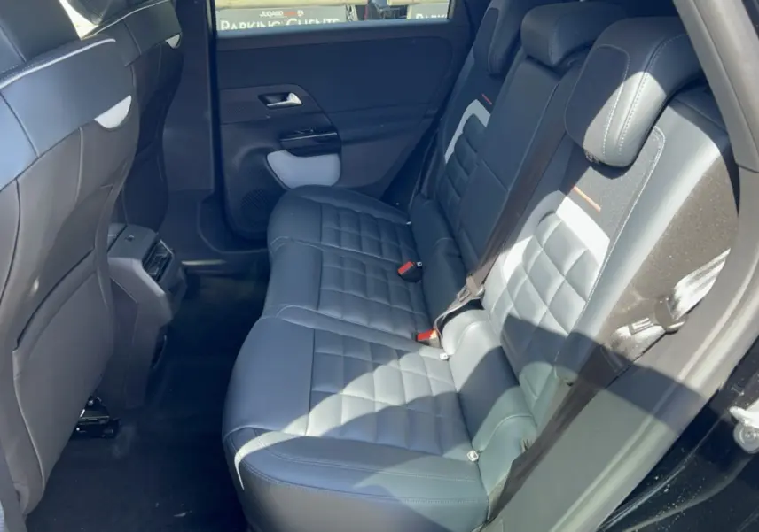 Vue intérieure côté droit des sièges arrière en cuir noir du Citroën C5 Aircross New Hybrid 145 Max T.O 2026.