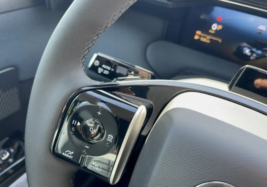 Gros plan sur le volant cuir noir multifonctions du Citroën C5 Aircross New Hybrid 145 Max T.O 2026.