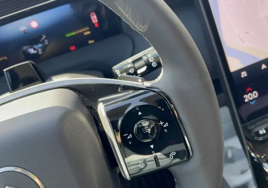 Gros plan sur le volant cuir multifonctions côté gauche du Citroën C5 Aircross New Hybrid 2026 noir perla nera.