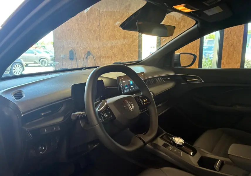 Vue intérieure côté conducteur du MG3 1.5 HYBRID+ 195 LUXURY noir, avec tableau de bord moderne et écran tactile central.