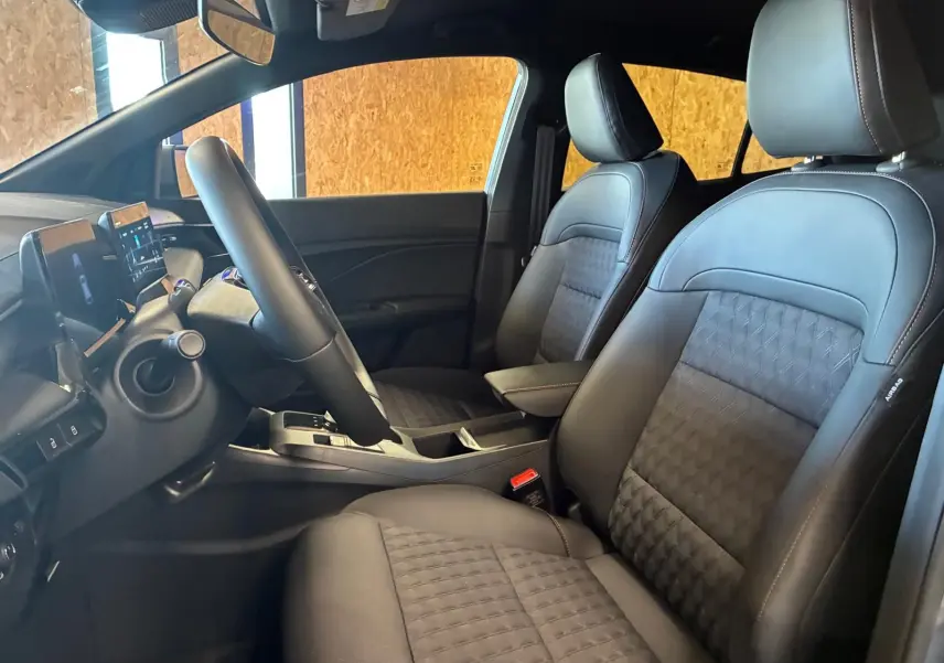 Vue intérieure côté conducteur du MG3 1.5 HYBRID+ 195 LUXURY 2026 avec sièges cuir noir et tableau de bord moderne.