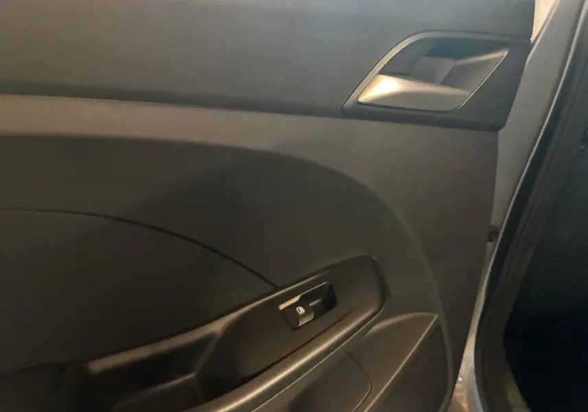 Détail de la porte intérieure côté droit du MG3 1.5 HYBRID+ 195 LUXURY noir, avec commande de vitre électrique.