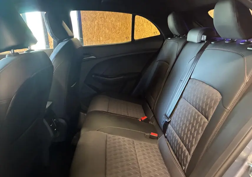 Vue latérale droite de l’arrière intérieur noir cuir du MG3 1.5 HYBRID+ 195 LUXURY avec sièges matelassés.
