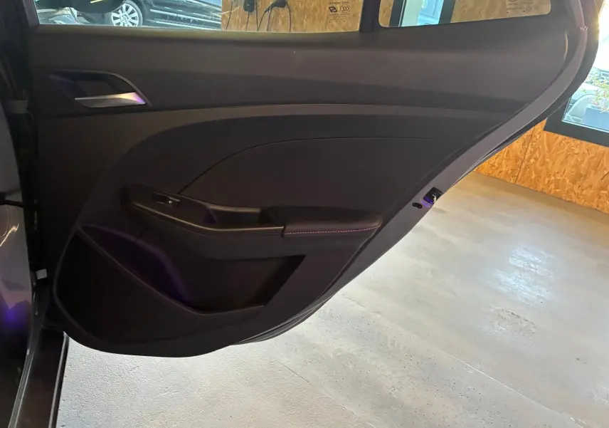 Vue intérieure de la porte arrière gauche noire du MG3 1.5 HYBRID+ 195 LUXURY avec garniture sobre et poignée intégrée.