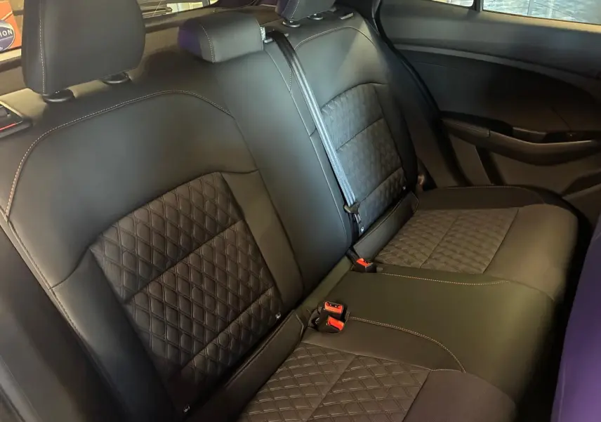 Vue intérieure côté droit des sièges arrière en cuir noir matelassé du MG3 1.5 HYBRID+ 195 LUXURY 2026.