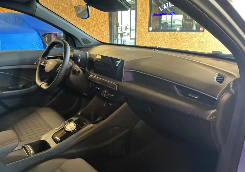 Intérieur noir de la MG3 1.5 HYBRID+ 195 LUXURY 2026, vue côté conducteur avec tableau de bord et écran tactile central.