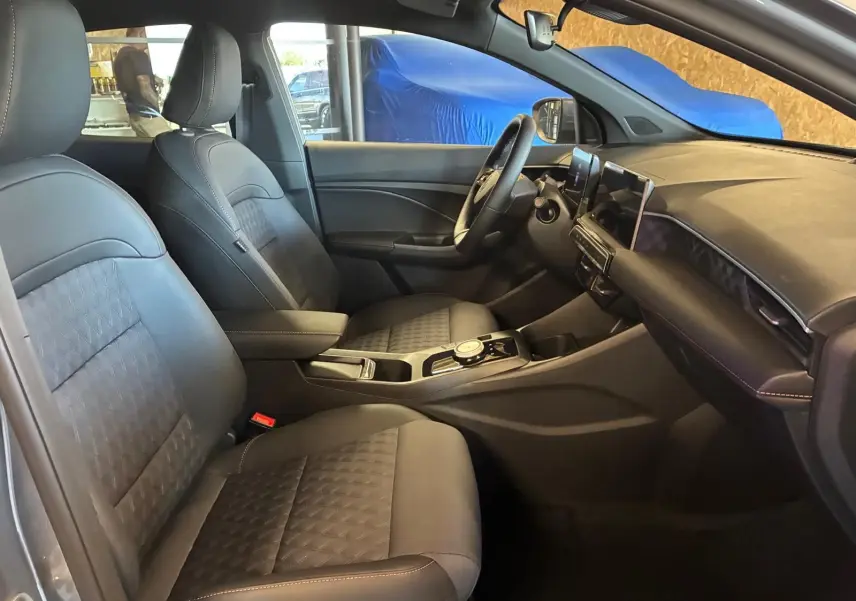 Vue intérieure côté conducteur du MG3 1.5 HYBRID+ 195 LUXURY 2026, sièges cuir noir et tableau de bord moderne.