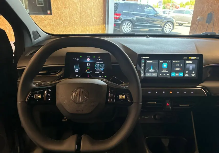 Vue intérieure centrée sur le volant noir MG et les écrans numériques du tableau de bord du MG3 1.5 Hybrid+ 195 Luxury.