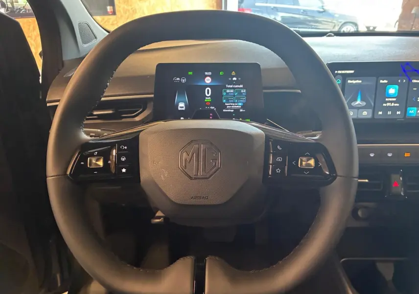 Vue rapprochée du volant noir de la MG3 1.5 HYBRID+ 195 LUXURY avec tableau de bord digital allumé.