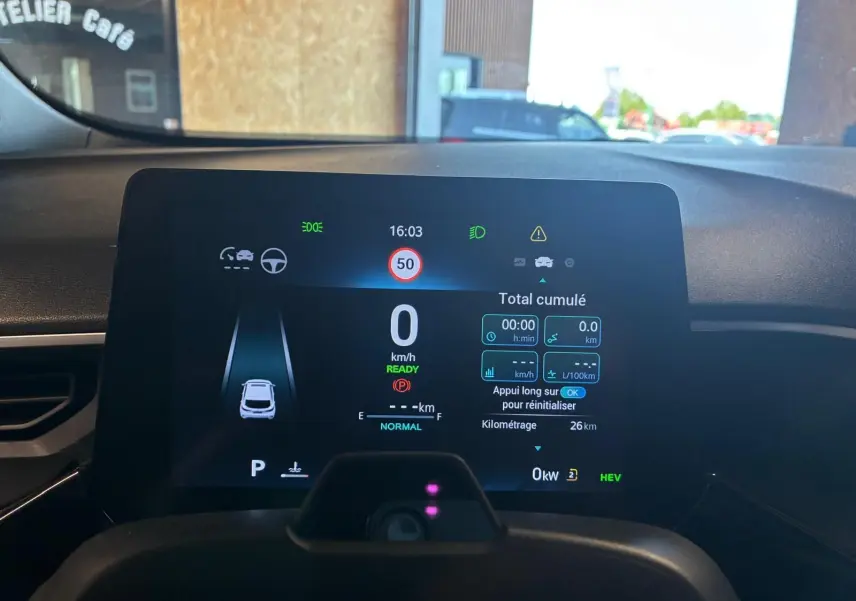 Affichage numérique du tableau de bord du MG3 1.5 HYBRID+ 195 LUXURY noir, montrant la vitesse à 0 km/h et les alertes actives.
