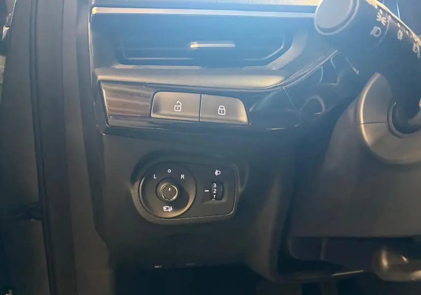 Détail du tableau de bord noir du MG3 1.5 HYBRID+ 195 LUXURY, avec commandes de réglage des rétroviseurs et verrouillage.