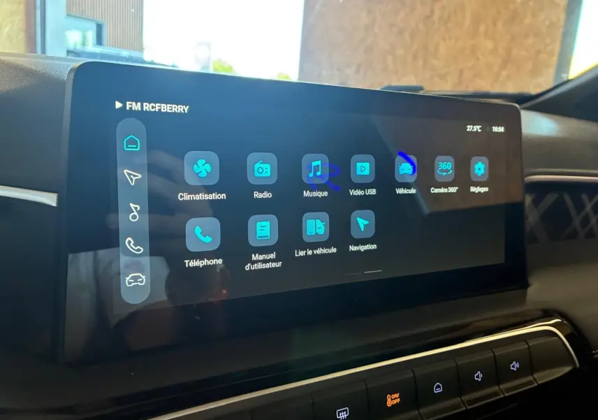 Écran tactile central du MG3 1.5 HYBRID+ 195 LUXURY 2026 affichant les options climatisation, radio et caméra 360°.