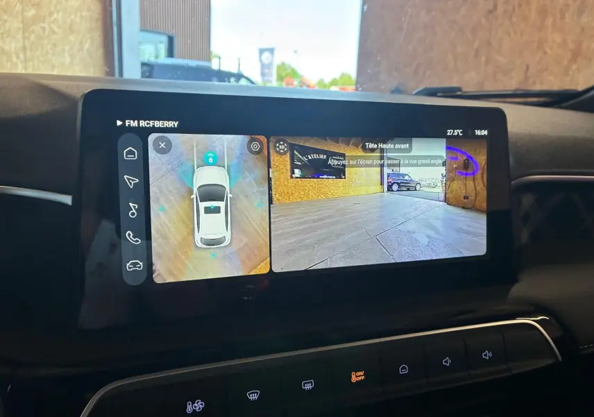 Écran tactile intérieur du MG3 1.5 HYBRID+ 195 LUXURY montrant la vue caméra 360° et avant, tableau de bord noir.