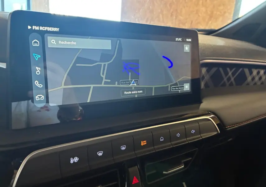 Vue rapprochée de l’écran tactile central et de la console avec commandes tactiles dans l’habitacle noir du MG3 1.5 HYBRID+ 195 LUXURY.