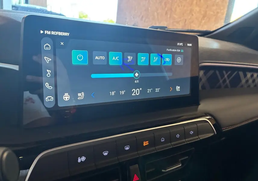 Écran tactile central affichant les commandes de climatisation dans l’habitacle noir du MG MOTOR MG3 1.5 HYBRID+ 195 LUXURY.