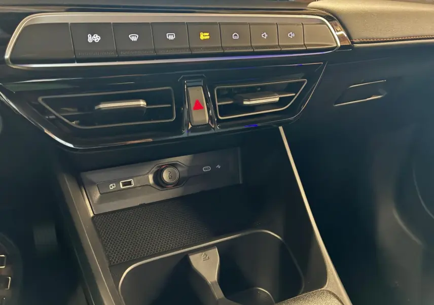 Vue rapprochée de la console centrale noire du MG3 1.5 HYBRID+ 195 LUXURY avec commandes climatisation et prises USB.