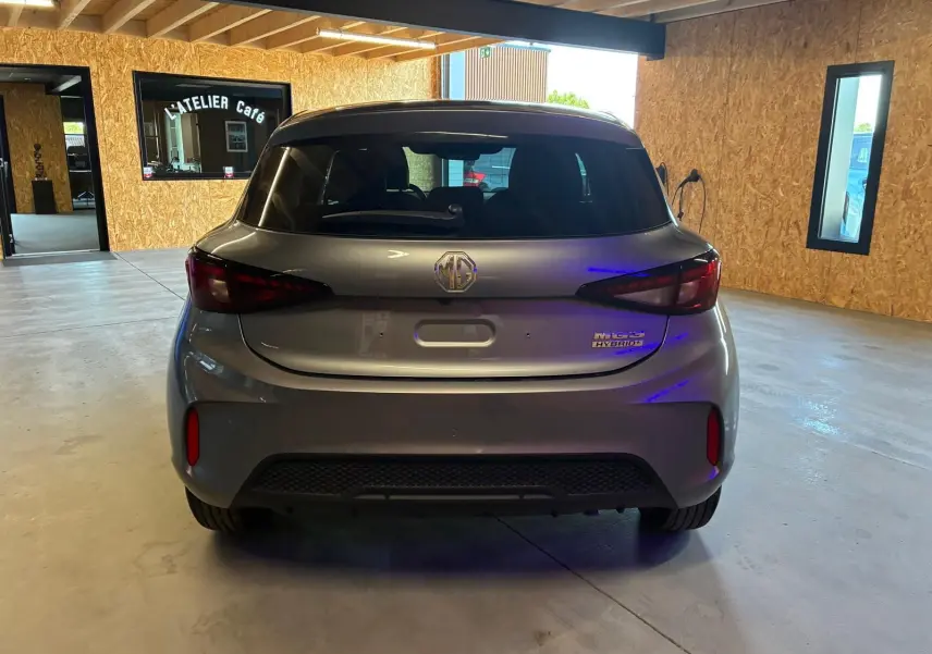 Vue arrière d'une MG3 1.5 HYBRID+ 195 LUXURY noire, avec feux arrière LED et badge hybride visible en intérieur.