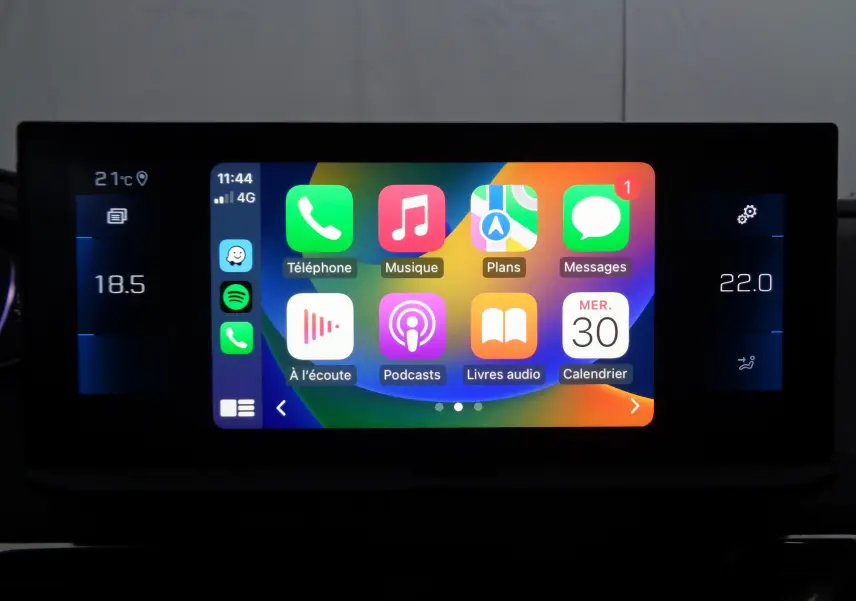 Écran tactile central du Peugeot 3008 2023 affichant les applications Apple CarPlay avec commandes climatisation à 18,5°C et 22°C.