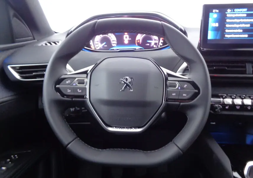 Vue frontale du volant cuir noir du Peugeot 3008 2023 avec tableau de bord digital et écran tactile.