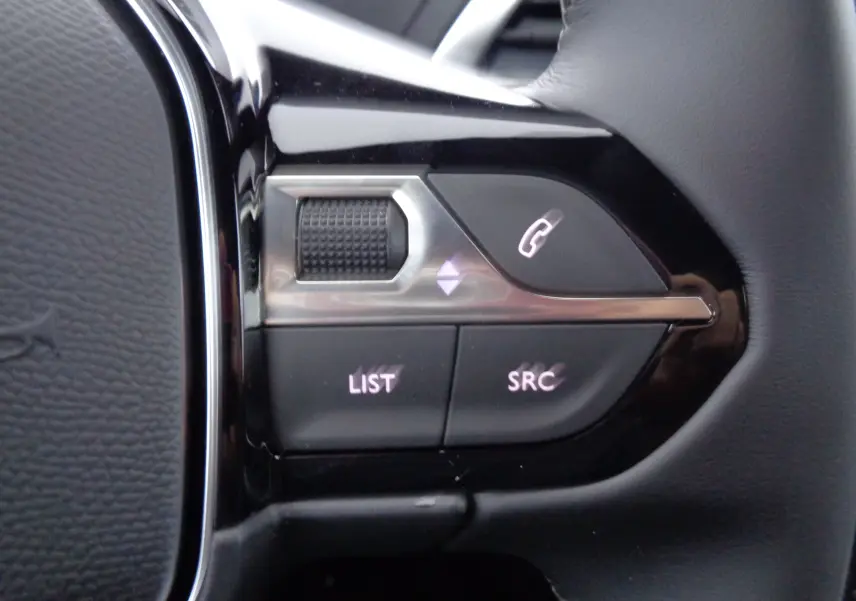 Gros plan sur les commandes gauche du volant du Peugeot 3008 noir Perla Nera 2023, boutons appel et liste.