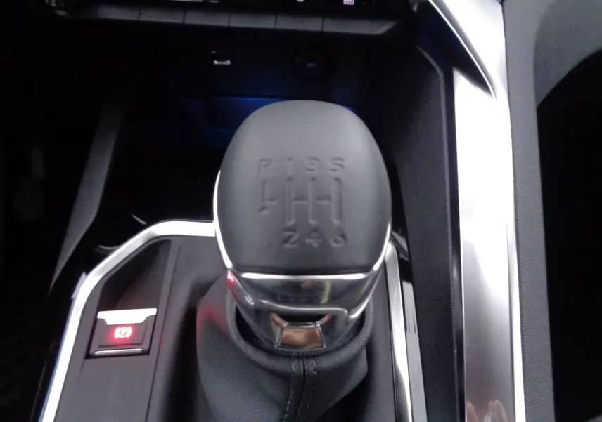Gros plan sur le levier de vitesse manuel noir et chrome du Peugeot 3008 2023 finition Allure Pack.