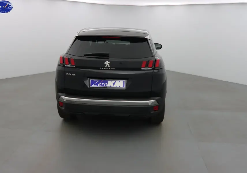 Vue arrière d'un Peugeot 3008 noir Perla Nera, avec feux arrière à griffes rouges et plaque Zero KM.