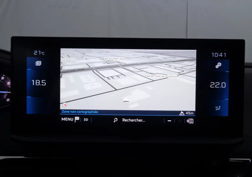 Écran tactile central du Peugeot 3008 noir Perla Nera 2023 affichant la navigation et la climatisation digitale.