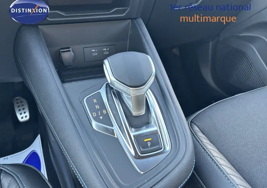 Le levier de vitesses automatique noir et chrome de la Renault Symbioz 2025 en gros plan intérieur.