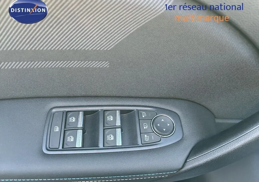 Panneau de commandes des vitres et rétroviseurs côté gauche en cuir noir avec surpiqûres bleues sur Renault Symbioz 2025.