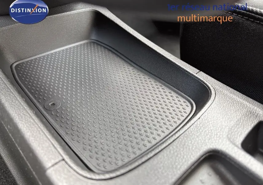 Gros plan sur le tapis antidérapant noir de la console centrale du Renault Symbioz 2025 hybride.